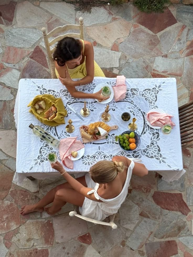 The European Fashion Aesthetic: How to Dress Like a French It-Girl